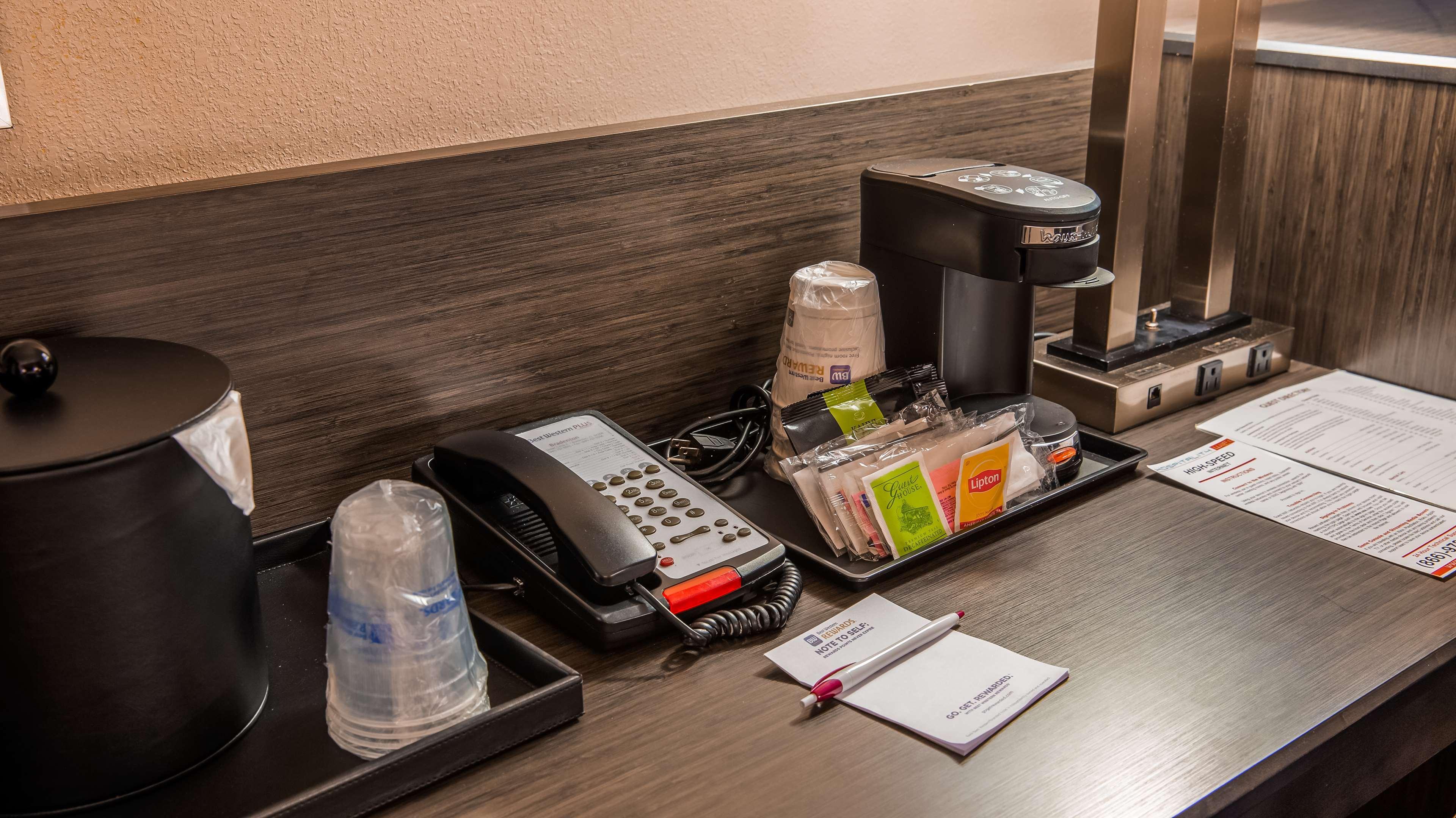 Best Western Plus Bradenton Hotel & Suites Exterior photo