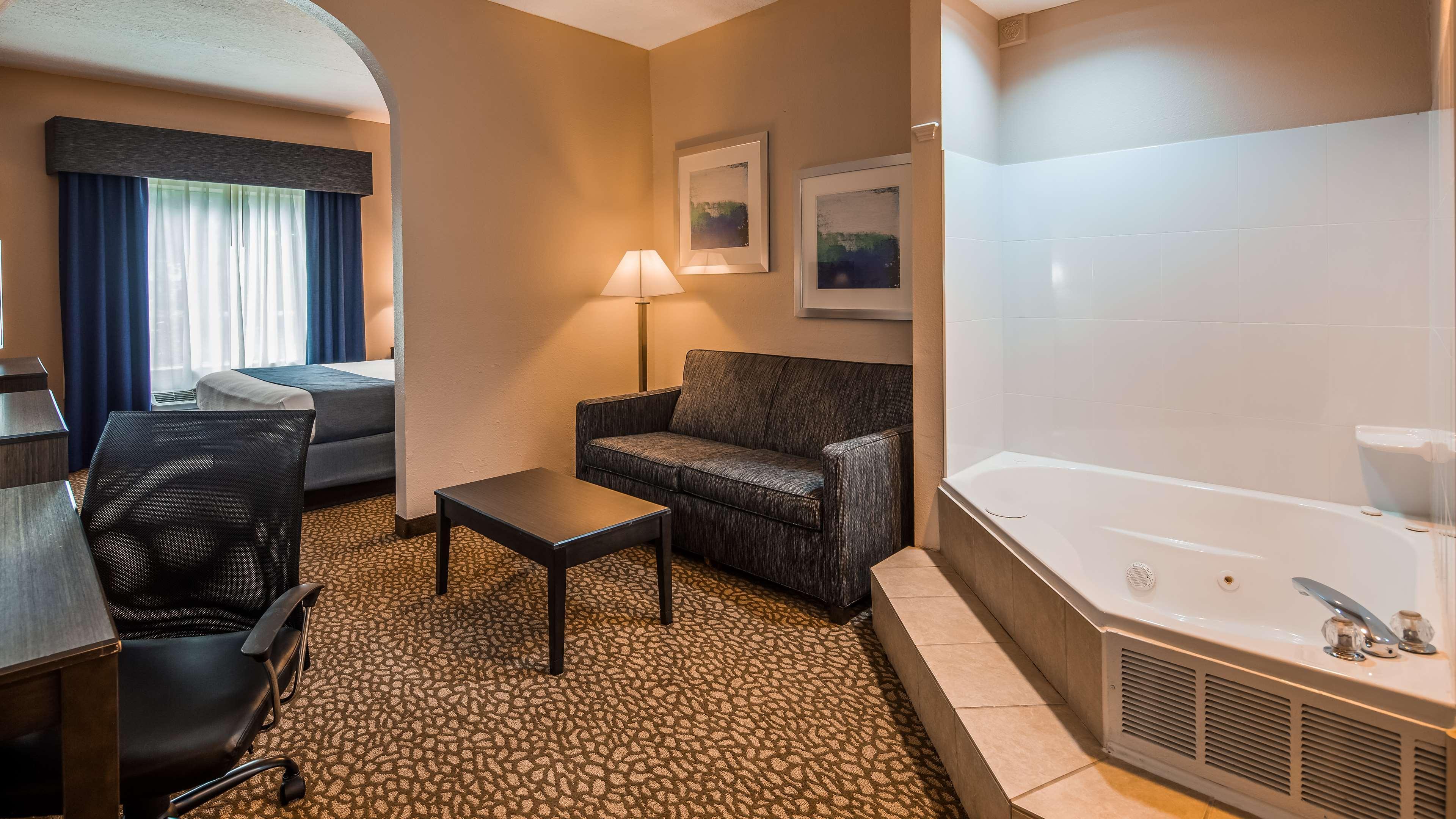 Best Western Plus Bradenton Hotel & Suites Exterior photo