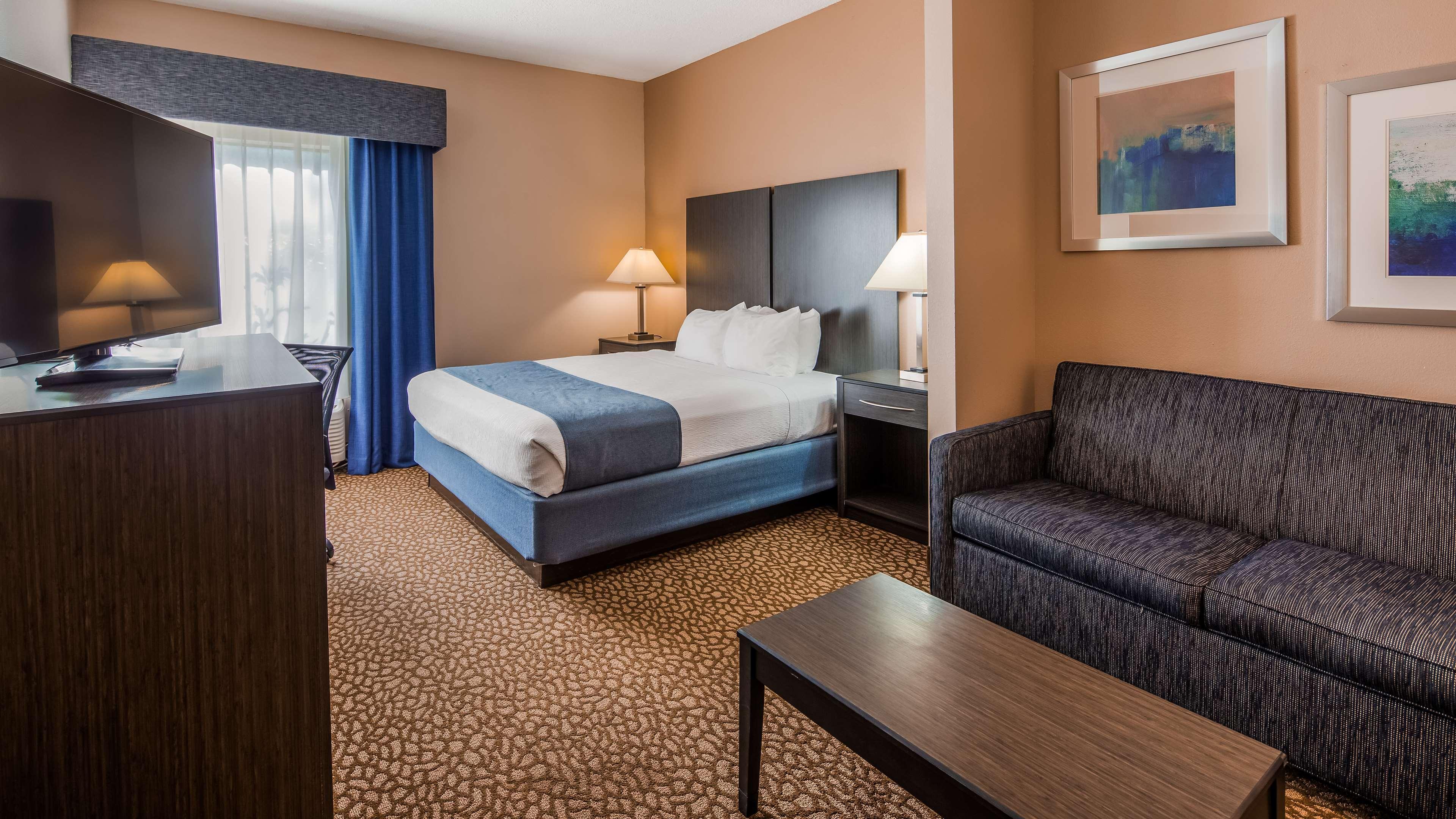 Best Western Plus Bradenton Hotel & Suites Exterior photo