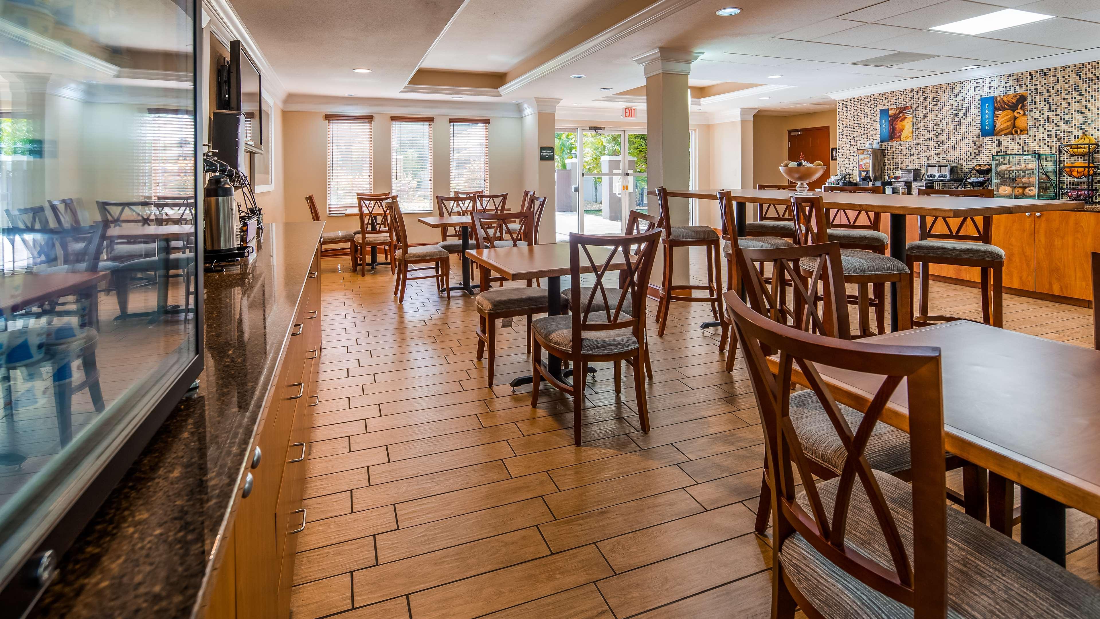Best Western Plus Bradenton Hotel & Suites Exterior photo